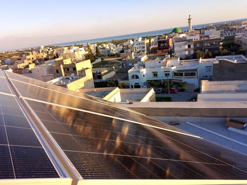 nstallation de panneaux solaires sur un toit résidentiel en Tunisie